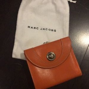 Orange compact Marc Jacobs Waller with dustbag